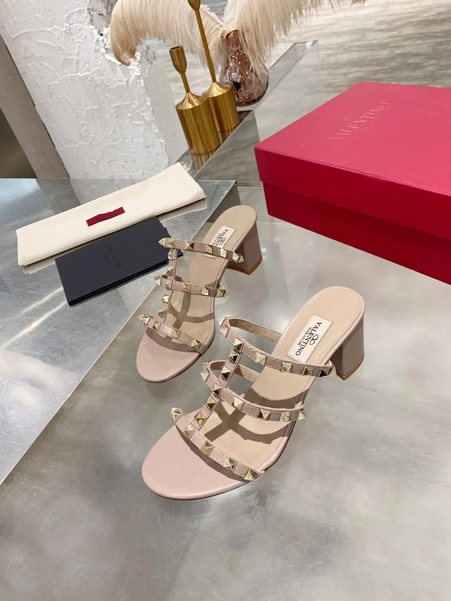 👟👟Ex-factory price 440👟👟 Women's shoes, women's clothing, Warren thick heel sandals) VT rivet series is definitely a classic! Since the launch of the Rockstud Collection series, it has become one of the important iconic elements of Valentino! Domineering rivets are a must-have item in every woman’s shoe wardrobe! Created from the original, perfectly reproduced! Heel height: 6 cm, flat bottom, size 34-42, leather outsole